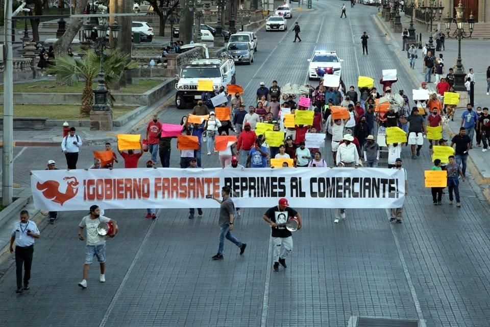 Los puesteros que estaban en la Macroplaza marcharon por el Centro para exigir que les permitan volver a instalarse.