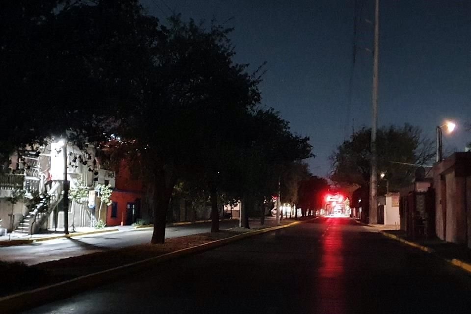 La mayor parte de las luminarias en la Avenida Conchello se encuentran sin funcionar, luego de haber sido reconstruida.