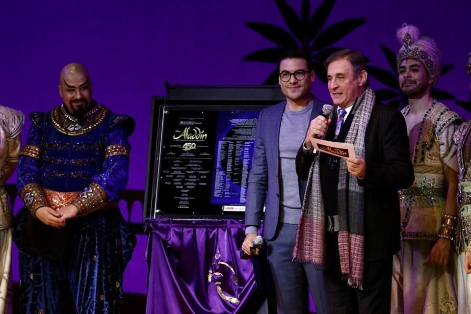 Carlos Rivera develó la placa de las 450 representaciones de 'Aladdín', en el Teatro Telcel