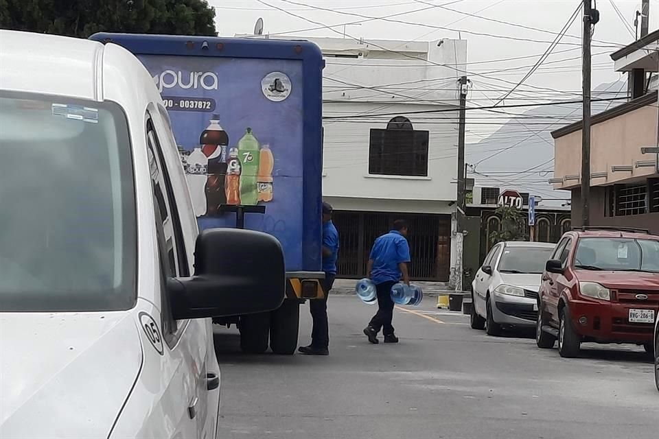 Desde las 8:00 horas los habitantes comenzaron a adquirir el agua desde los camiones abastecedores.