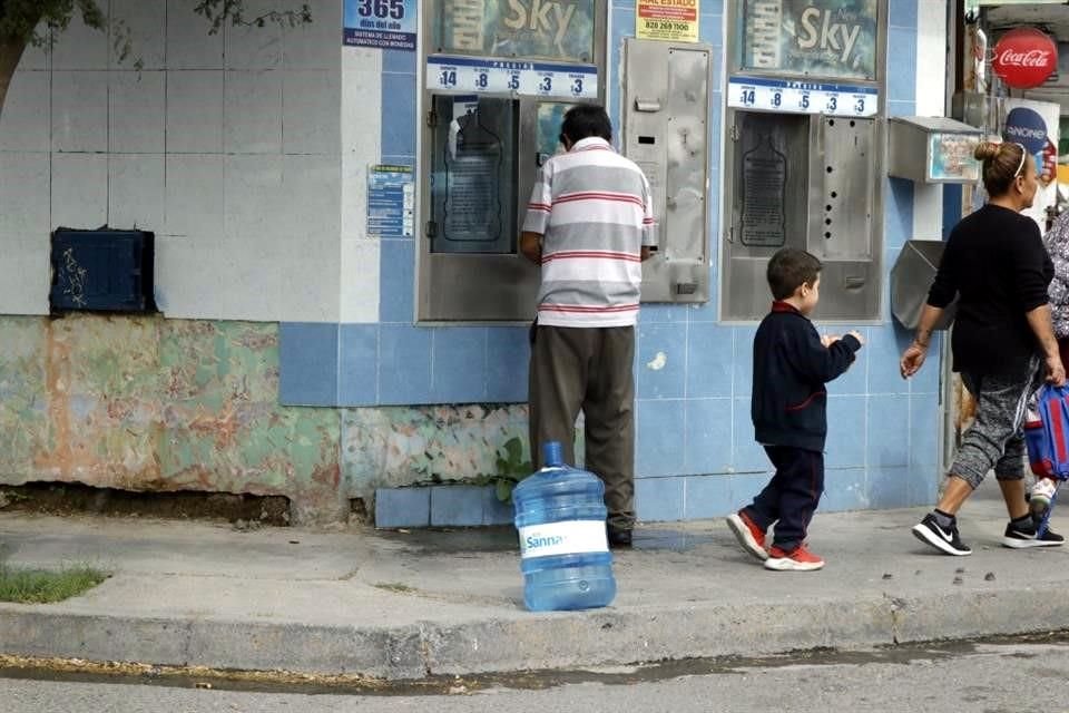 Filas en las expendedoras de agua se generaron desde temprano.