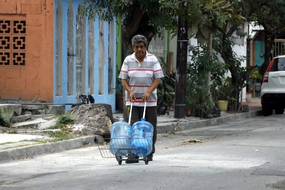 Desde la mañana del viernes algunos de los habitantes de sectores afectados por el corte del suministro de agua potable de 12 horas, se enfocaron en buscar agua para beber.