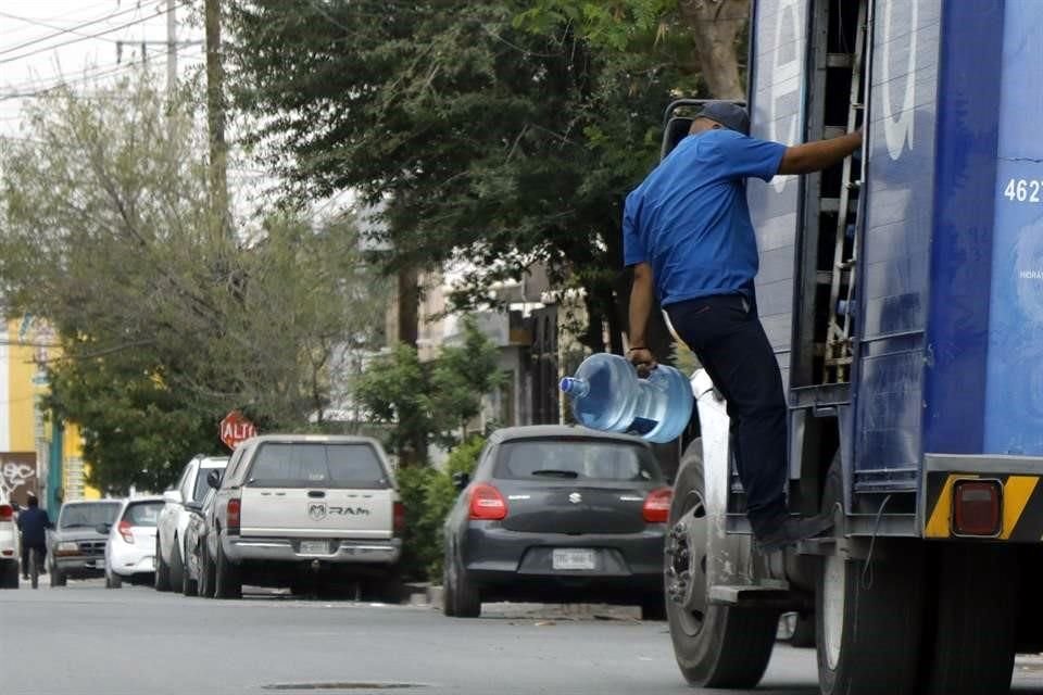 En la Colonia Loma Linda, en Guadalupe, inició la venta de garrafones calle por calle.