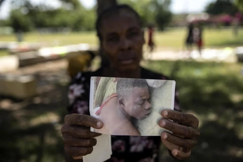 Una madre muestra la foto de su hijo asesinado en Puerto Príncipe por la violencia de las pandillas. (foto de ilustración)