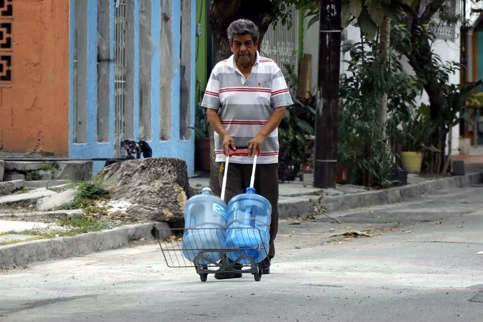 Vecinos de Guadalupe se surtieron de agua purificada para sus necesidades básicas.