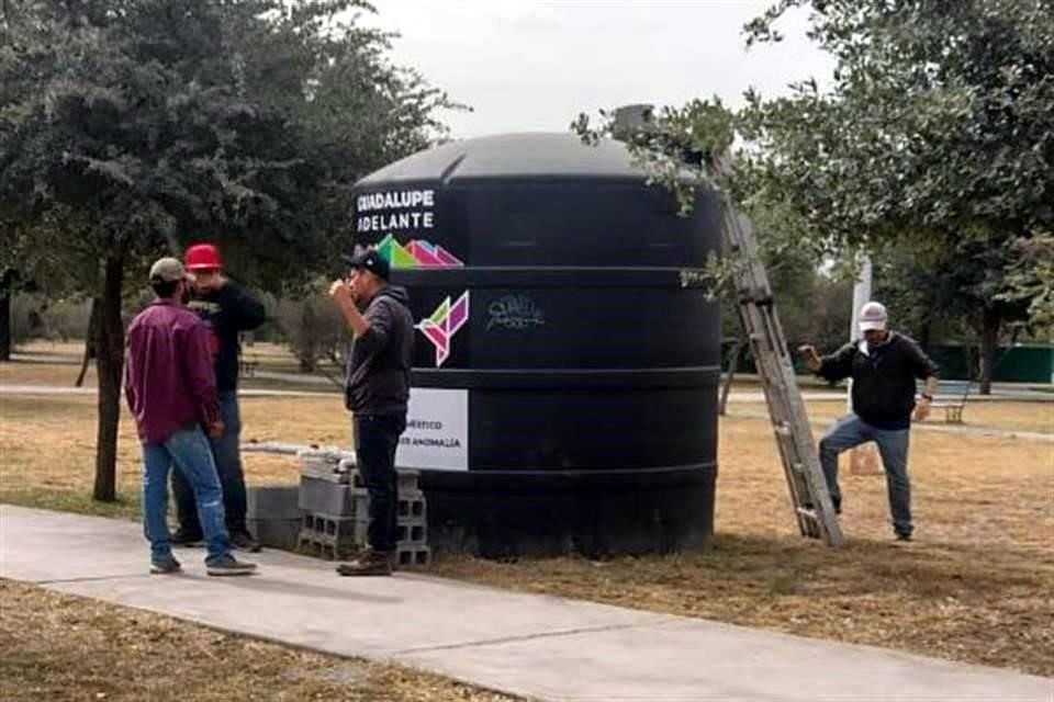 Personal del Municipio de Guadalupe revisó las condiciones del tanque comunitario instalado durante el año pasado en la Colonia Nueva Linda Vista.