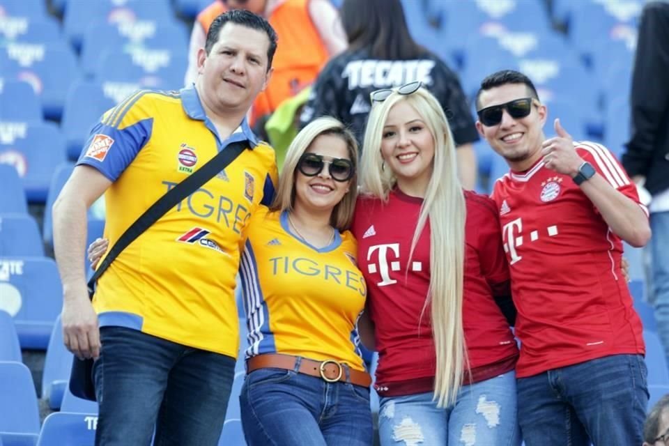Seguidores de las alemanas también apoyaron a su equipo en el Estadio Universitario.