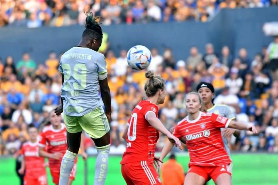 Uchenna Kanu marcó el primer gol de las felinas tras cabecear un centro de Lizbeth Ovalle.