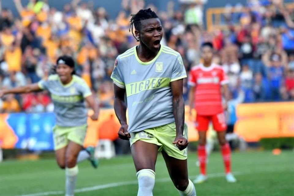 Uchenna Kanu marcó el primer gol de las felinas tras cabecear un centro de Lizbeth Ovalle.