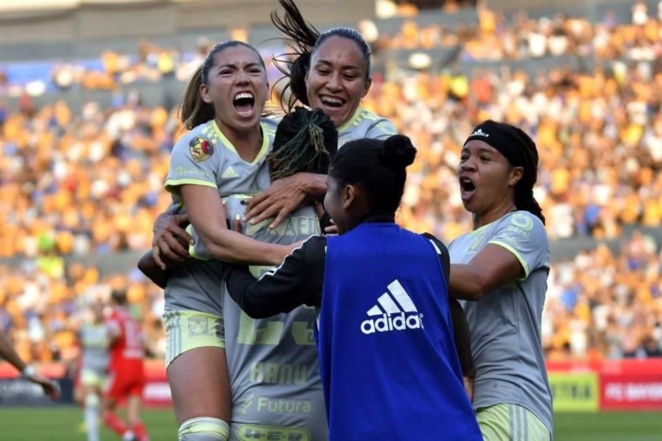 Uchenna Kanu marcó el primer gol de las felinas tras cabecear un centro de Lizbeth Ovalle.