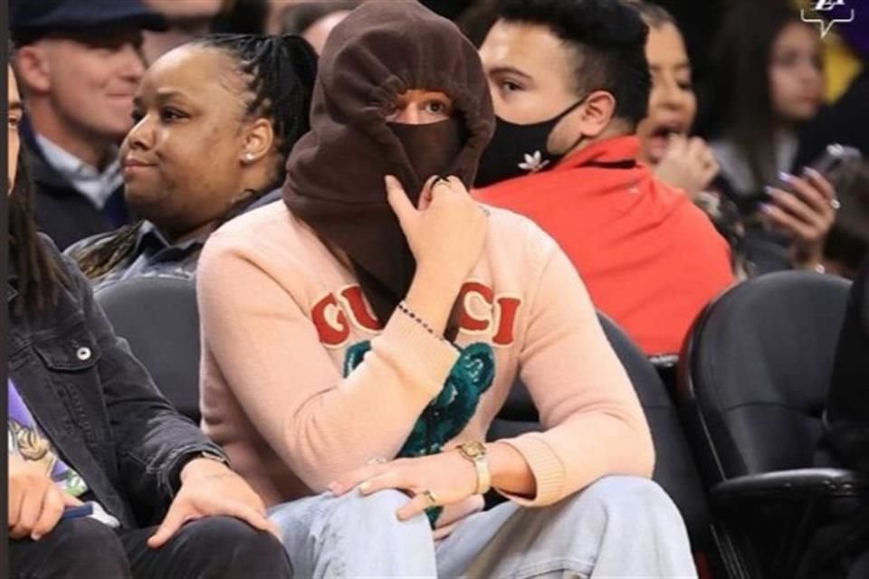 Bad Bunny apareció públicamente en el partido de Los Ángeles Lakers contra Memphis Grizzlies.