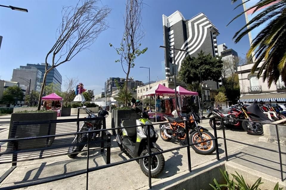 Los vehículos impiden el paso peatonal y el acceso a las bancas que fueron instaladas en el espacio.