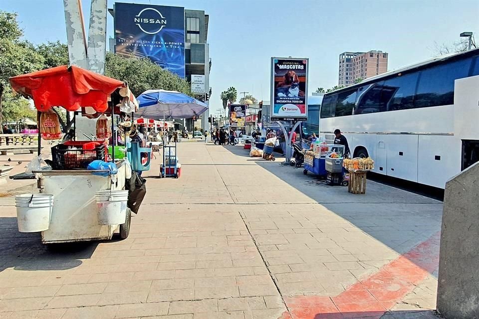Los ambulantes se ubicaron ayer en la banqueta norte de Juan Ignacio Ramón, entre Doctos Coss y Zuazua, pese a ue el municipio inicialmente les dijo que debían hacerlo en la acera sur.