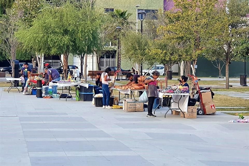 Otros puesteros ocuparon espacios en la Plaza Gastronómica cumpliendo el acuerdo con el municipio.