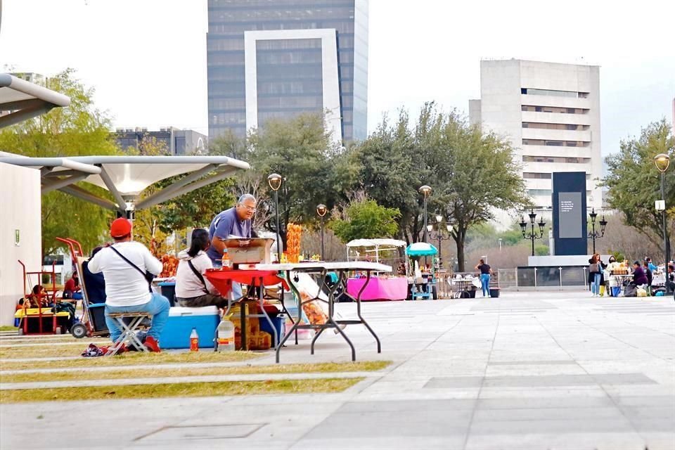 Los oferentes también ocuparon la Plaza Gastronómica, espacio que sí está permitido en el acuerdo.