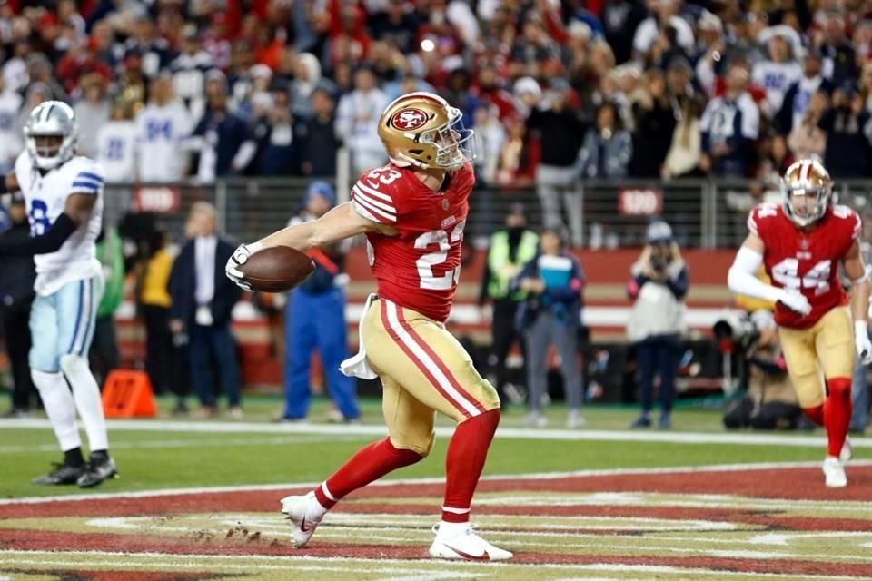 Así celebró Christian McCaffrey el touchdown que le dio la ventaja a San Francisco.