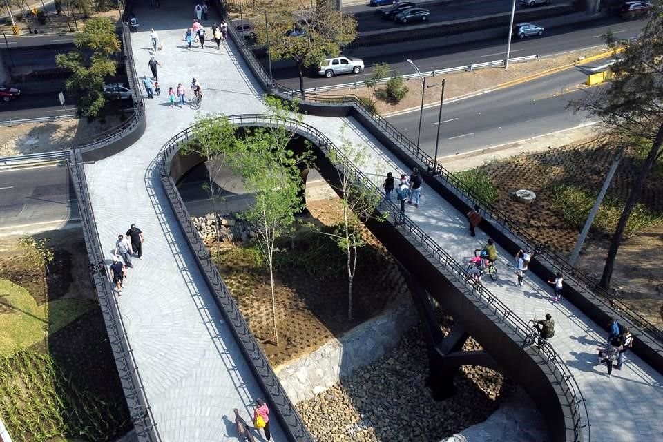 Peatones y ciclistas acudieron a conocer la Calzada Flotante, un puente peatonal de 436 metros de longitud, que atraviesa Periférico.