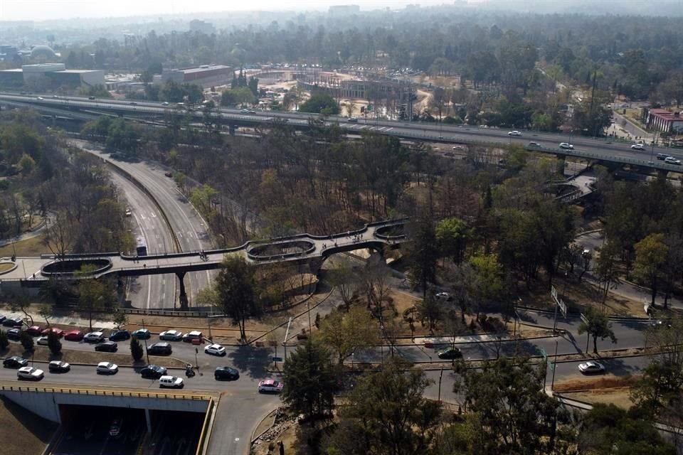 Peatones y ciclistas acudieron a conocer la Calzada Flotante, un puente peatonal de 436 metros de longitud, que atraviesa Periférico.