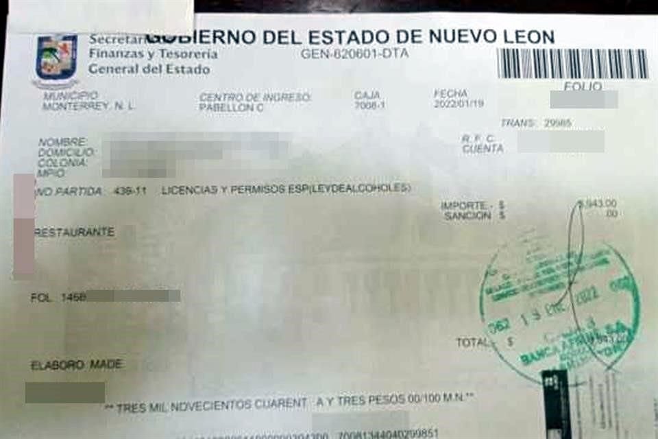 Comerciantes mostraron recibos para evidenciar el alza del 100 por ciento que el Estado les aplicó este año a las licencias de alcohol.