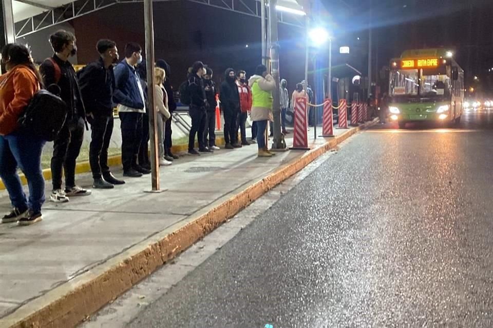 Desde la estación del Metro General Anaya sale la ruta Anaya-Universidad.