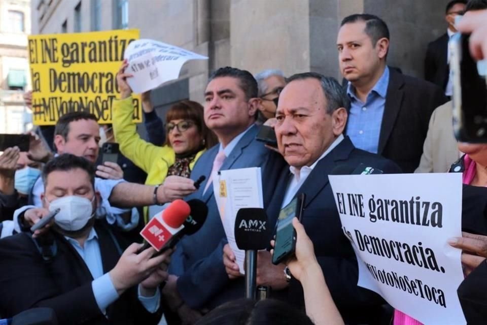 Zambrano y otros dirigentes del PRD afuera de la sede de la Suprema Corte de Justicia.