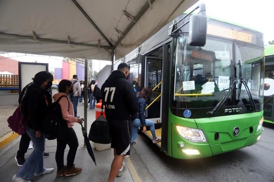 Estudiantes de la UANL volvieron a clases en medio de la crisis que padece el transporte público.