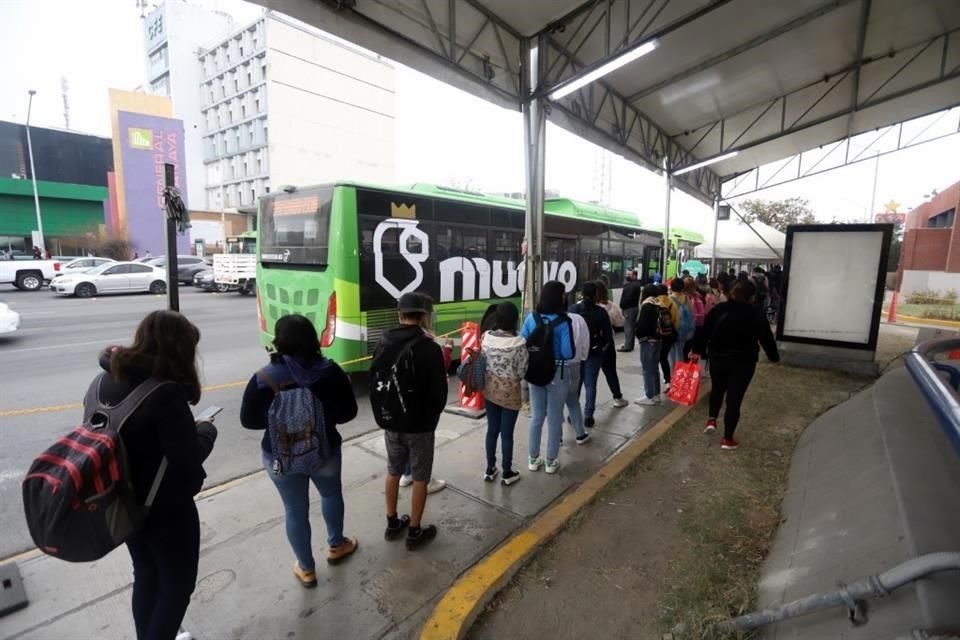 El Gobierno del Estado habilitó a partir de hoy dos rutas emergentes para uso exclusivo de los estudiantes de la UANL.