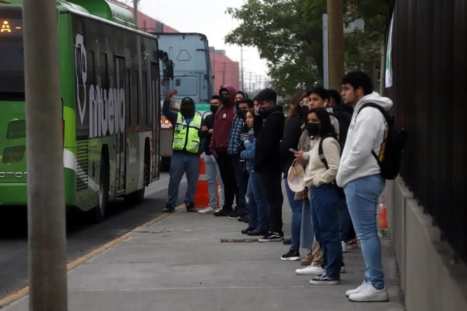 Estudiantes de la UANL volvieron a clases en medio de la crisis que padece el transporte público.