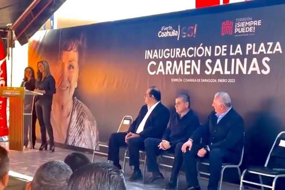 Autoridades locales acudieron al evento de inauguración de la plaza, que fue conducido por Monserrat Olivier y Yolanda Andrade.