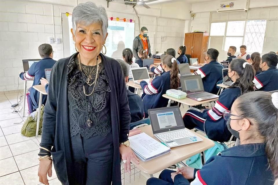 La directora de la Secundaria Guillermo Prieto, Sanjuanita García Marroquín, de 70 años, es una entusiasta de la educación de calidad.