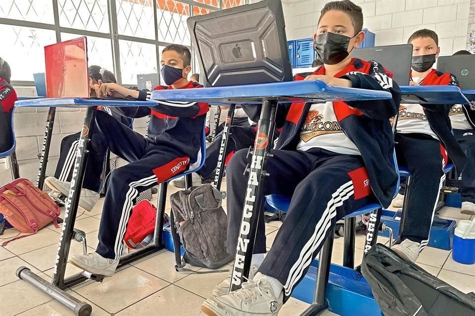Los alumnos toman clases en 'bicibancos', que además de dar espacio a la laptop, sirven para ejercitarse a través del pedaleo.