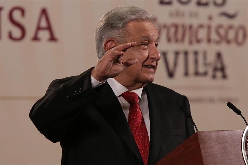 El Presidente en conferencia de prensa.