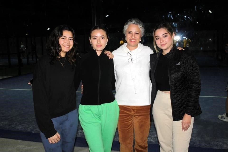 Luciana González Herrera, Patricia González Herrera, Merry Herrera y Ale Bucio