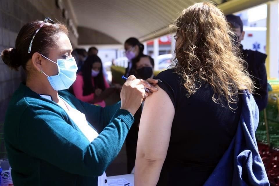 Personal médico y de enfermería de la Sedesa, IMSS y del ISSSTE confirmaron que carecen de vacunas contra Covid-19 y que no hay calendario para su aplicación.