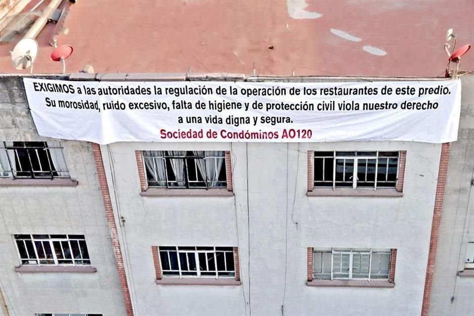 Vecinos del edificio número 120 de la Calle Álvaro Obregón colocaron una manta, en protesta del ruido que afecta a 16 familias que habitan el inmueble. 