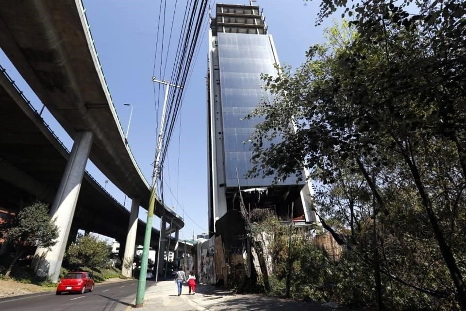 A 300 metros de donde se realizan las obras de Mantik Luis Cabrera, un edificio está en proceso de demolición por violar la ley.