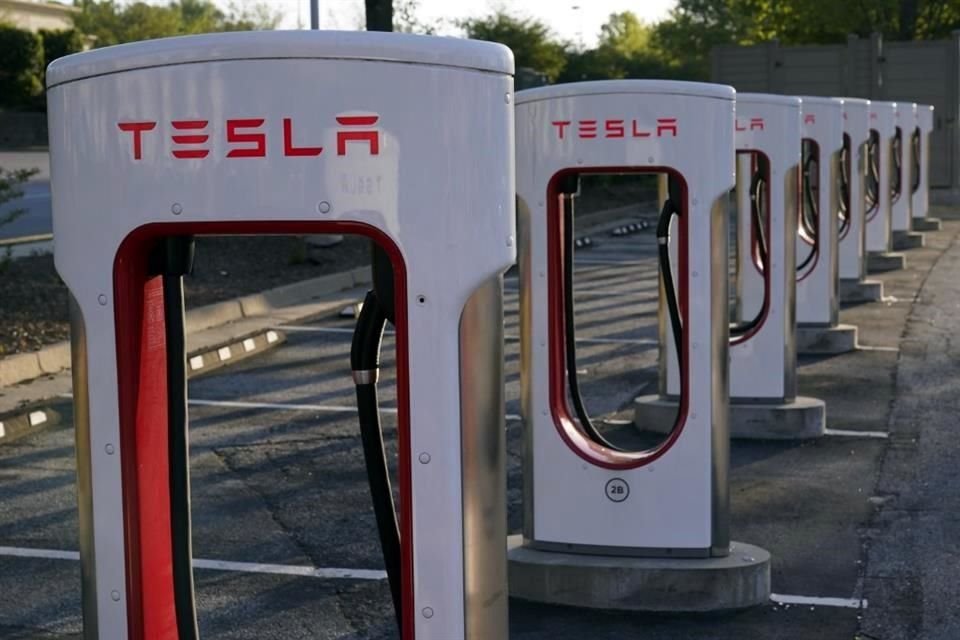 Tesla superó las estimaciones de analistas sobre los ingresos del cuarto trimestre, impulsada por el récord de entregas de vehículos eléctricos durante los tres últimos meses de 2022.