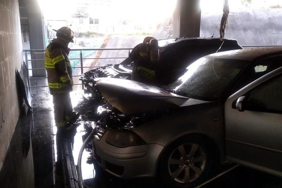 El siniestro causó daños en un vehículo estacionado a un lado.