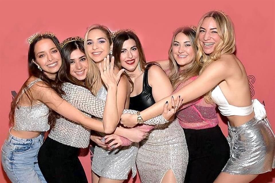 Angie Andonie, Nelly Molina, la novia, Ana Cecy Garza, Virginia González y Lulú Andonie