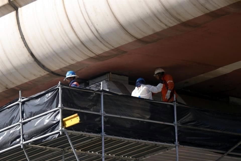 Ayer, sólo se observaron trabajos en ocho de las 56 columnas que componen el viaducto elevado de la Línea 2.