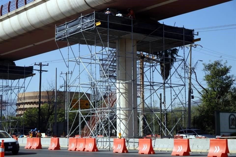 De Servicio Postal a Nogalar hay 56 columnas del viaducto elevado, de las que sólo en 29 se colocaron tarimas.