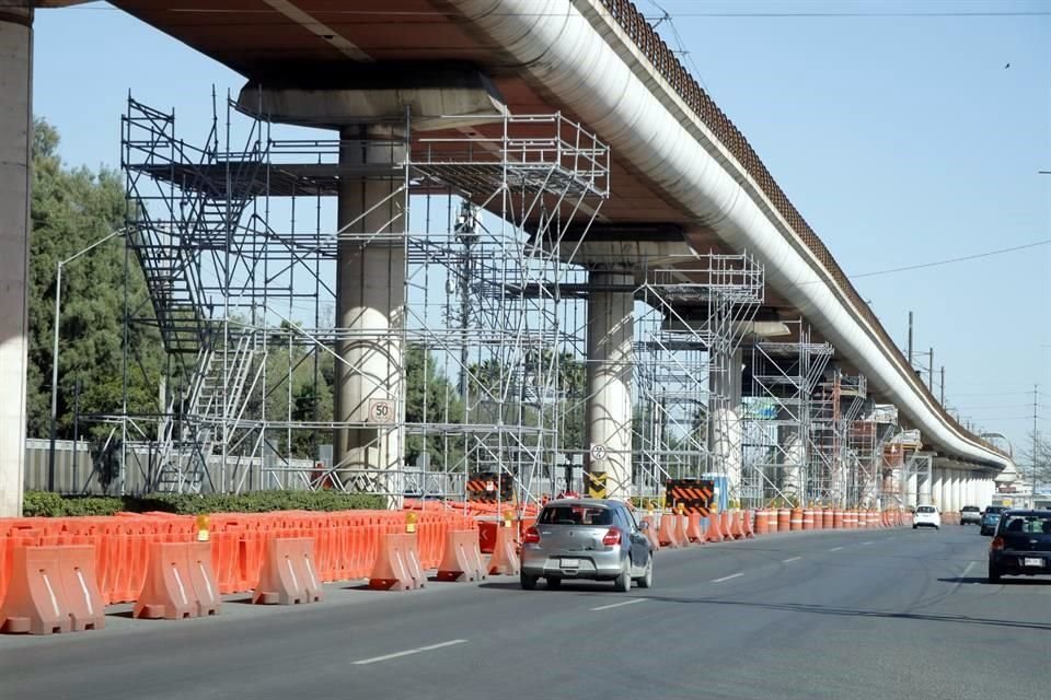 Mientras avanzan lento, las obras en la Avenida Universidad afectan la vialidad y el traslado de estudiantes de la UANL.