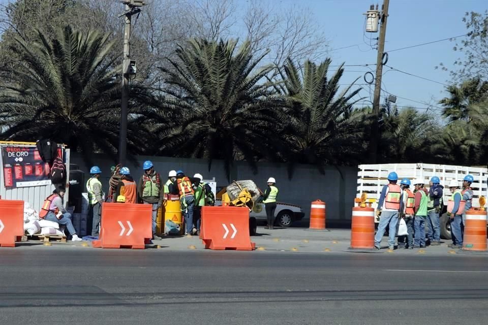 Pese a llegar a las 8:00 horas, dos de los trabajadores comenzaron a laborar hasta dos horas después en una breve reunión de coordinación.