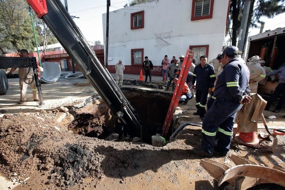 Trabajos de reparación de la Línea  12 provocaron vibración que separó dos piezas de una tubería, causando una fuga de agua y un socavón.