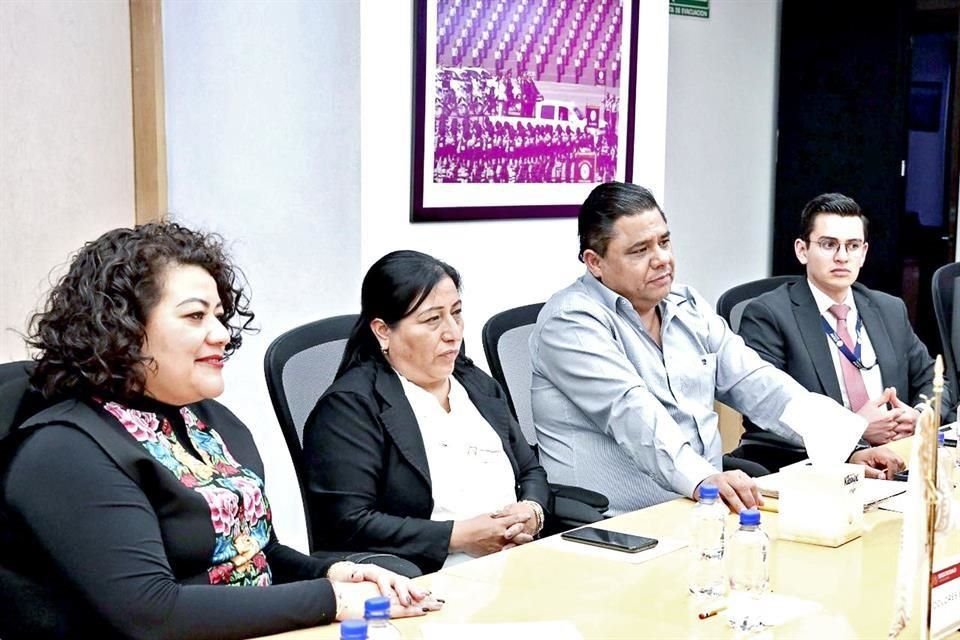 Mario Escobar y Dolores Bazaldúa, padres de Debanhi, fueron a la Fiscalía General de la República, en la CDMX.