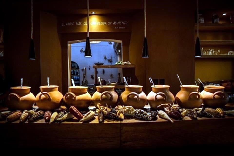 De maíz amarillo con guayaba, de maíz azul con nuez, de maíz blanco y manzana. Conoce La Atolería, el único sitio en México dedicado al maíz para beber.