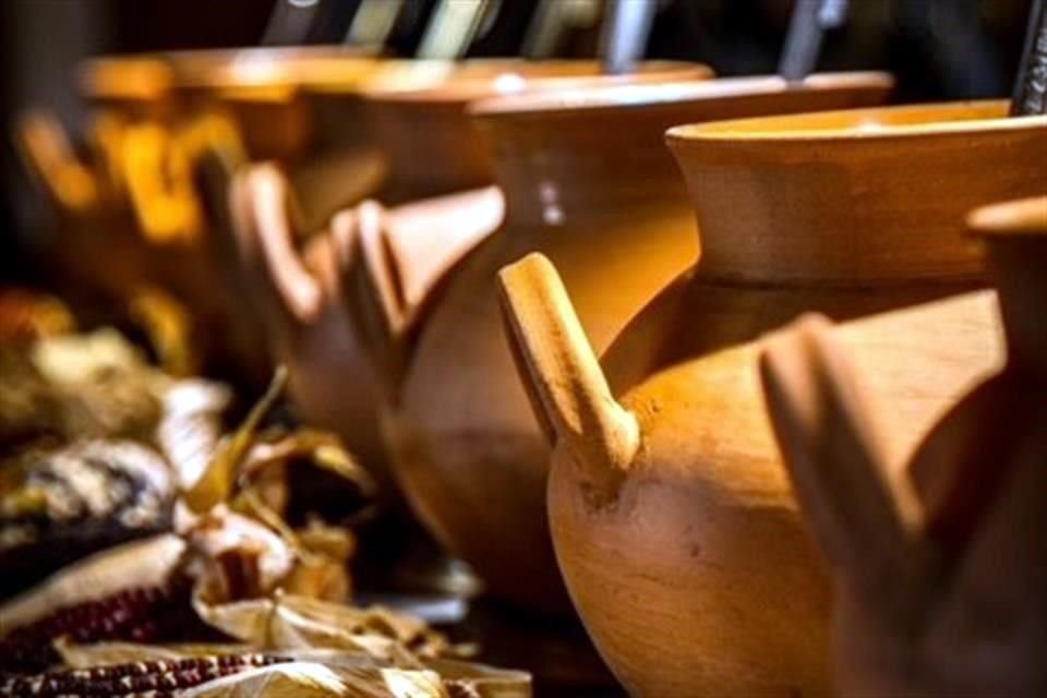 El atole, esa primigenia mezcla líquida de agua y maíz que calienta el alma y vigoriza al cuerpo, no había tenido hasta ahora un sitio donde ser protagonista.