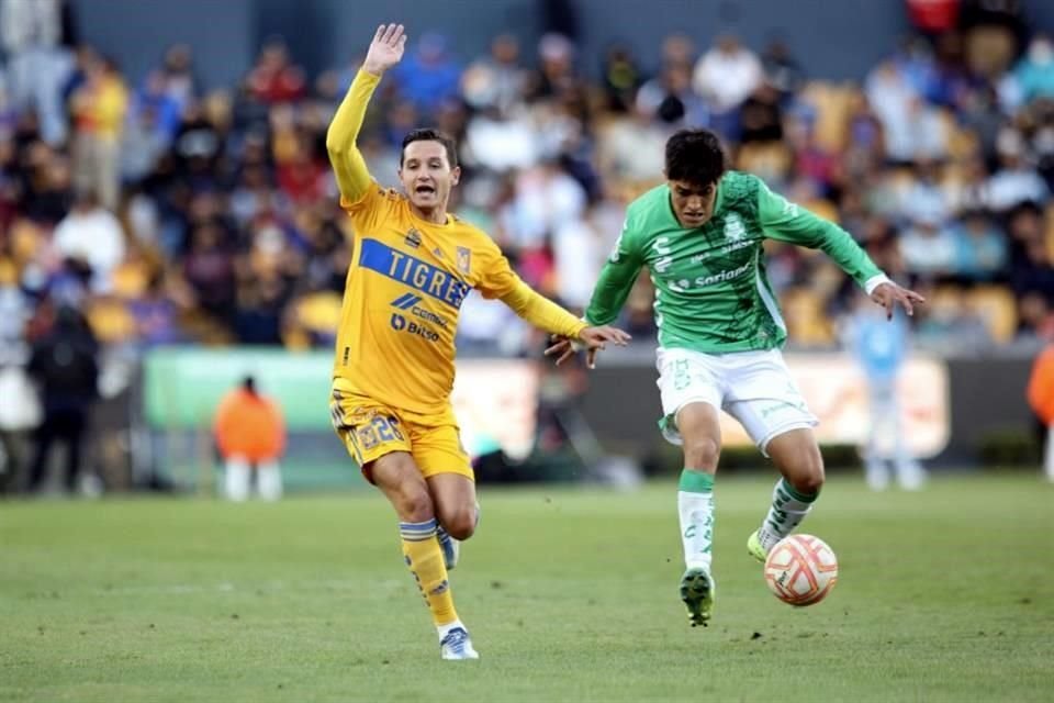 Florian Thauvin durante el partido amistoso de Tigres y Santos de diciembre.