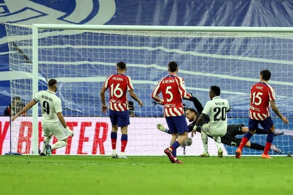 En esta jugada, Karim Benzema llegó tarde y Vinívius Jr. no atinó a rematar.