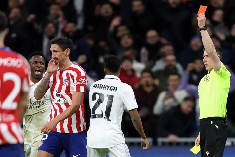 Stefan Savic vio su segunda amarilla y se fue expulsado al minuto 99.
